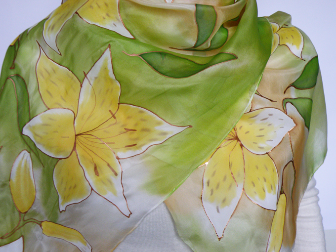 Расписный шелковый шарф Белые и желтые лилии